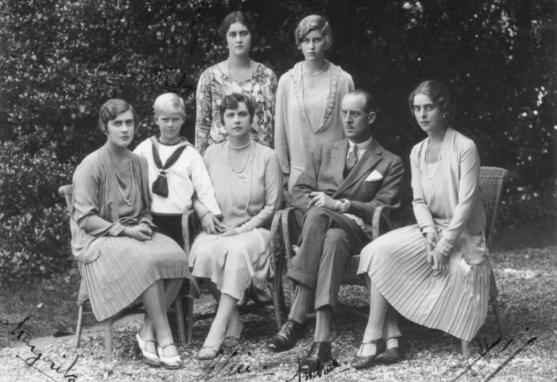 Prințesa Alice de Battenberg împreună cu familia sa, Prințul Andrei al Greciei și cei cinci copii ai lor