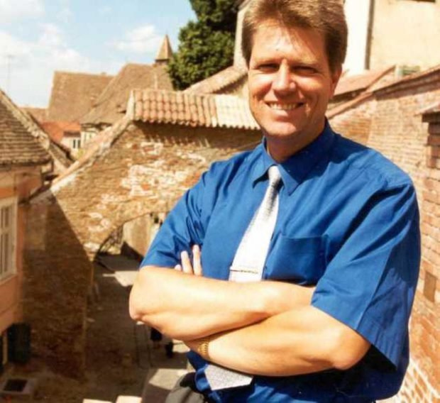 Klaus Iohannis, în tinerețe, în orașul său natal, Sibiu