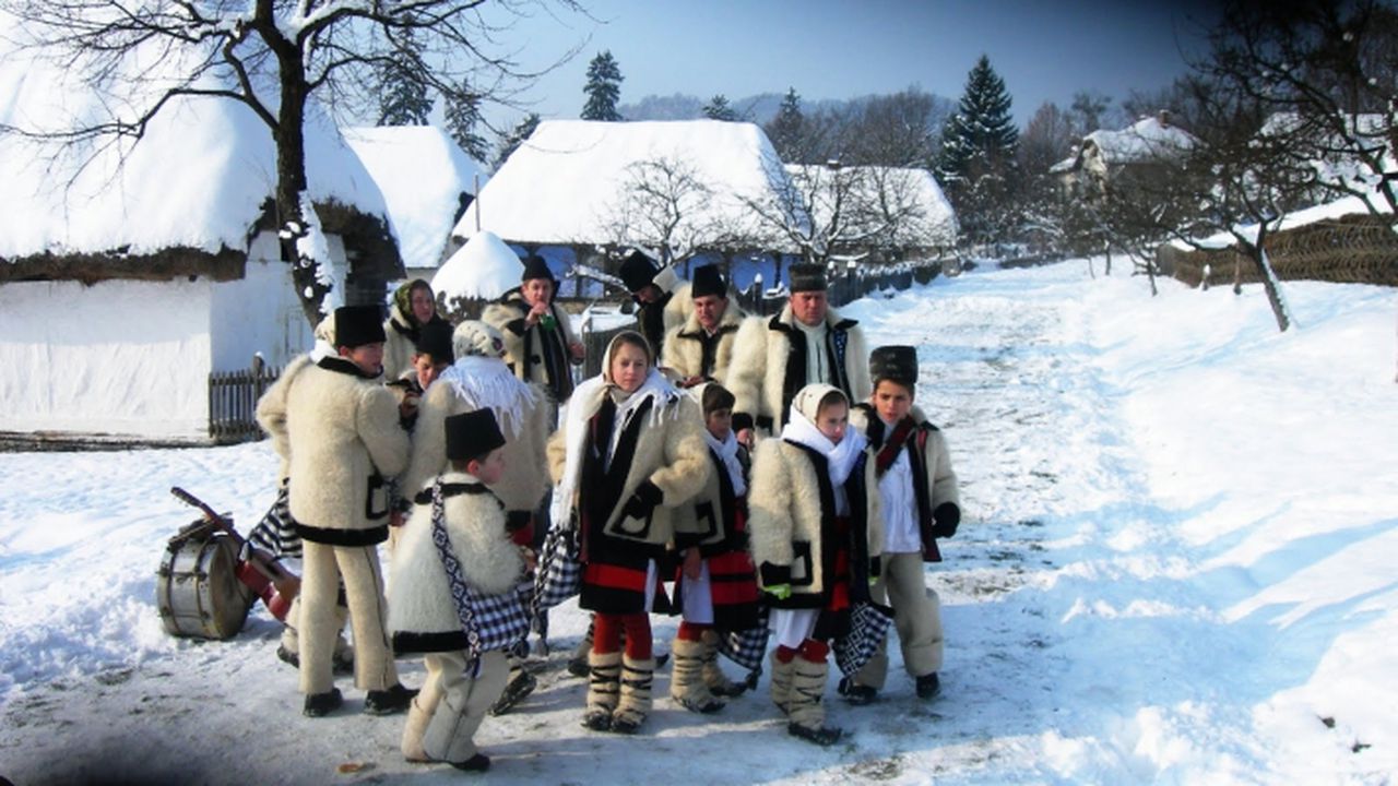 Colindătorii merg din poartă în poartă în toate casele vecinilor
