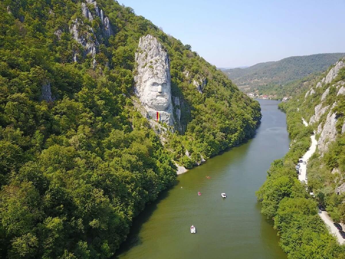 Povestea chipului sculptat în stâncă pe Dunăre