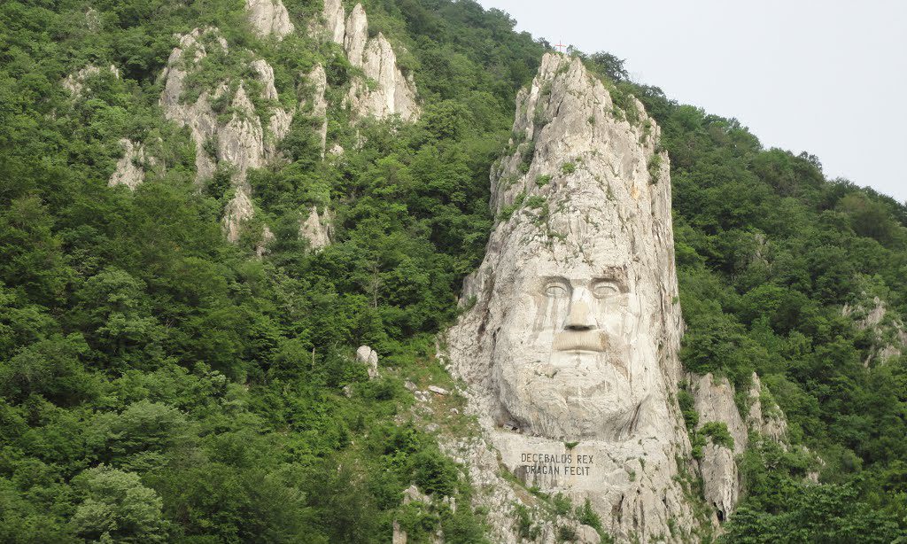 Povestea chipului sculptat în stâncă pe Dunăre. Decebal, cea mai înaltă sculptură din Europa