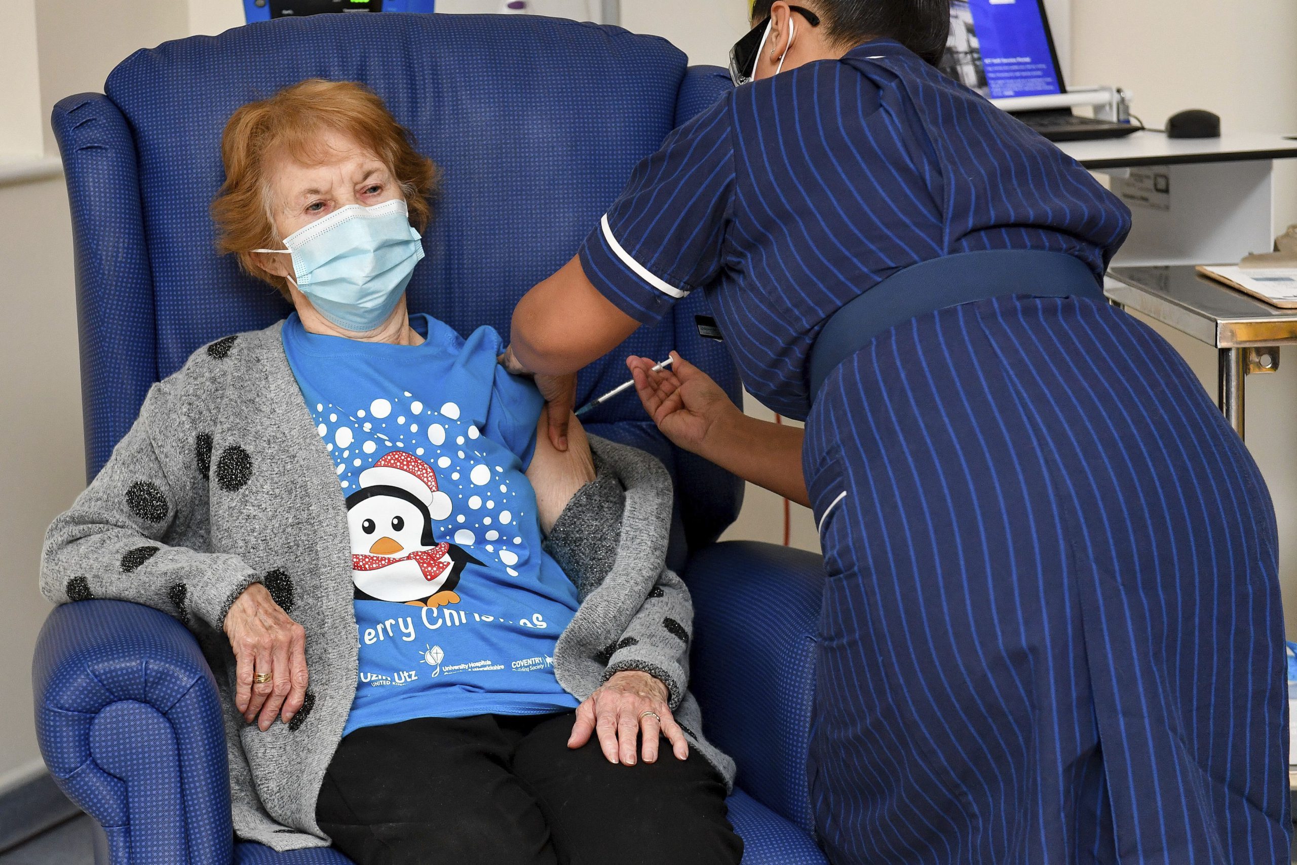 Margaret Keenan, bunicuța de 91 de ani, este prima persoană din lume care a primit vaccinul anti-Covid 19