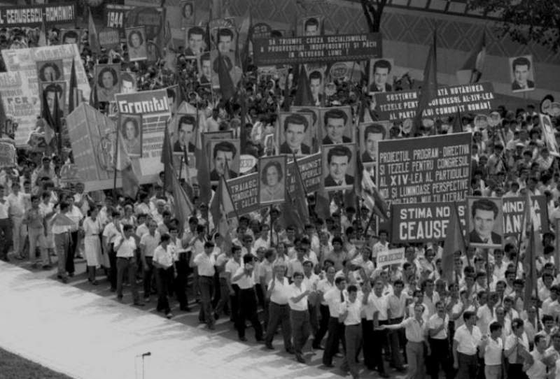 Șoimii patriei, pionierii, muncitorii scoși din fabrici, toți îmbrăcați în haine de sărbătoare, defilau pe 23 august, purtând pancarte, strigând lozinci și cântând pentru Elena și Nicolae Ceaușescu