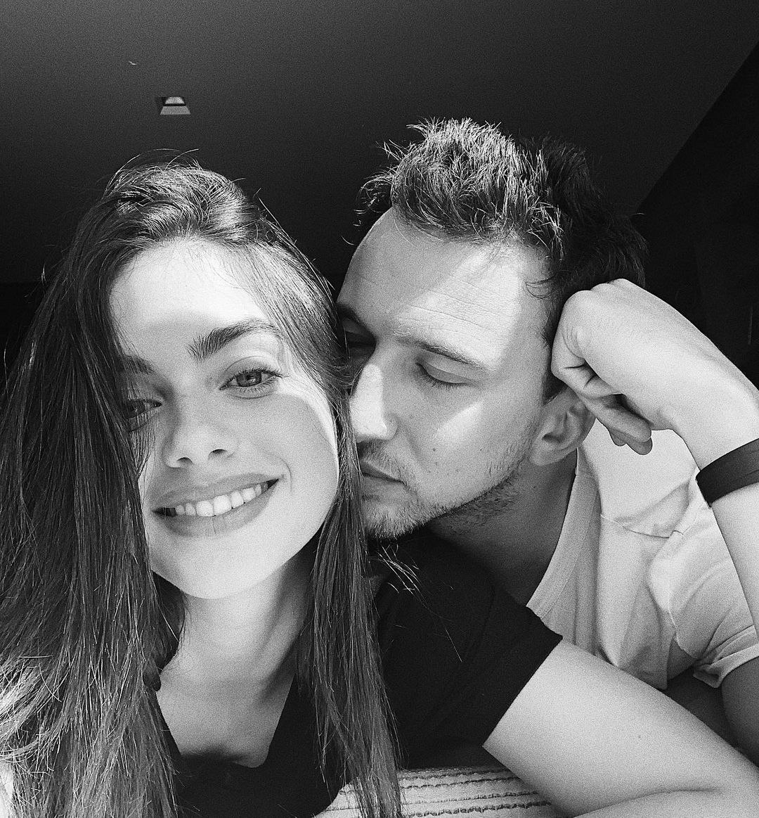 Yael Shelbia impreuna cu iubitul ei. Partenerul modelului a incalcat regulile din pandemie pentru a fi alaturi de iubita lui