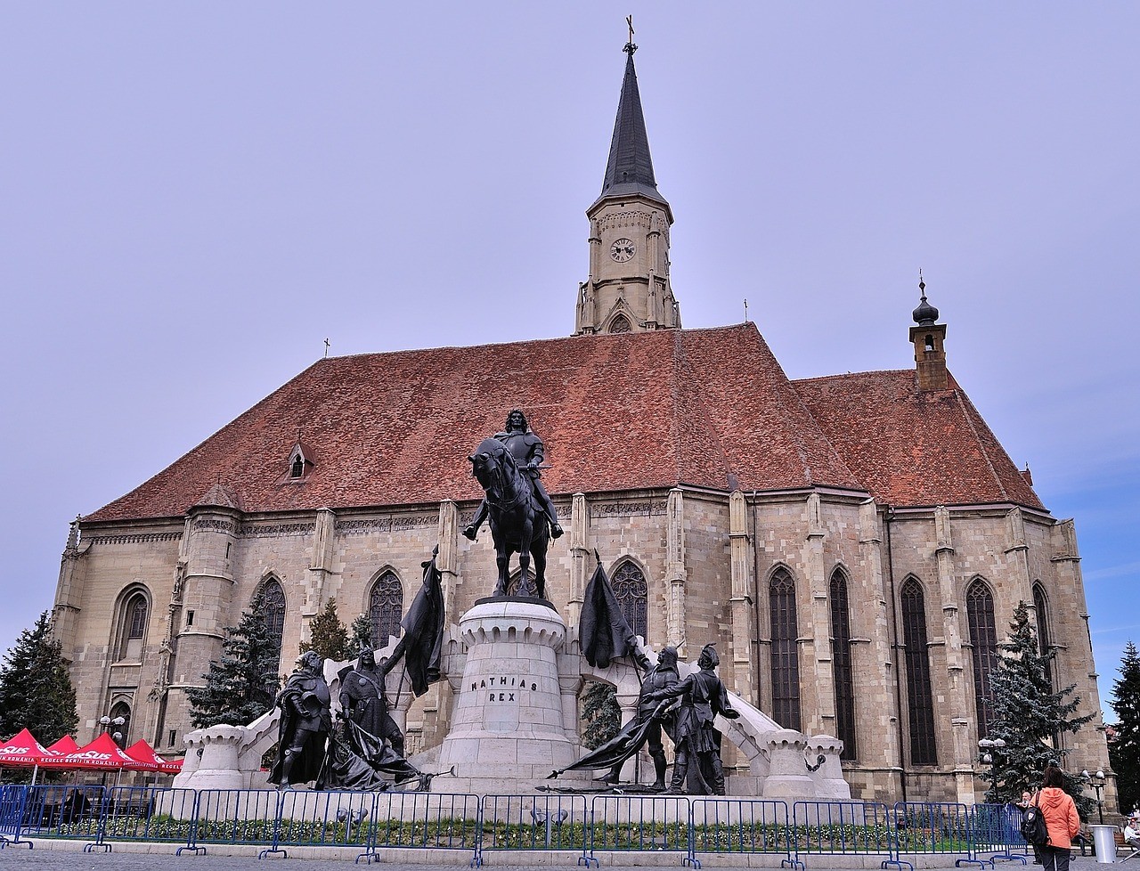 Biserca Sfantul Mihail din Cluj Napoca este construita in stil gotic