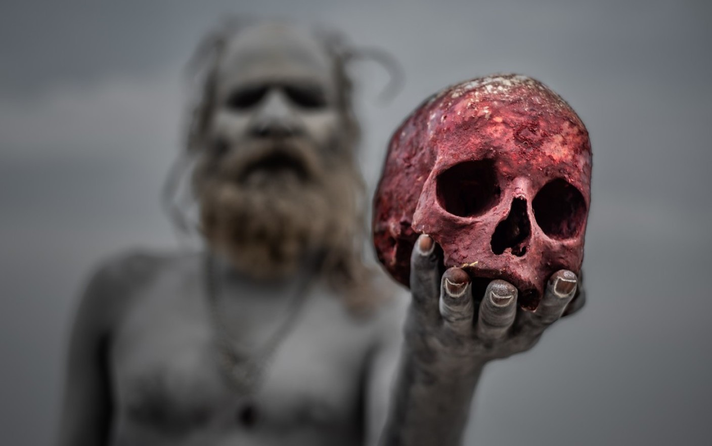 Canibalii Aghori obisnuiesc sa faca altare din trupurile umane si sa bea din craniile victimelor