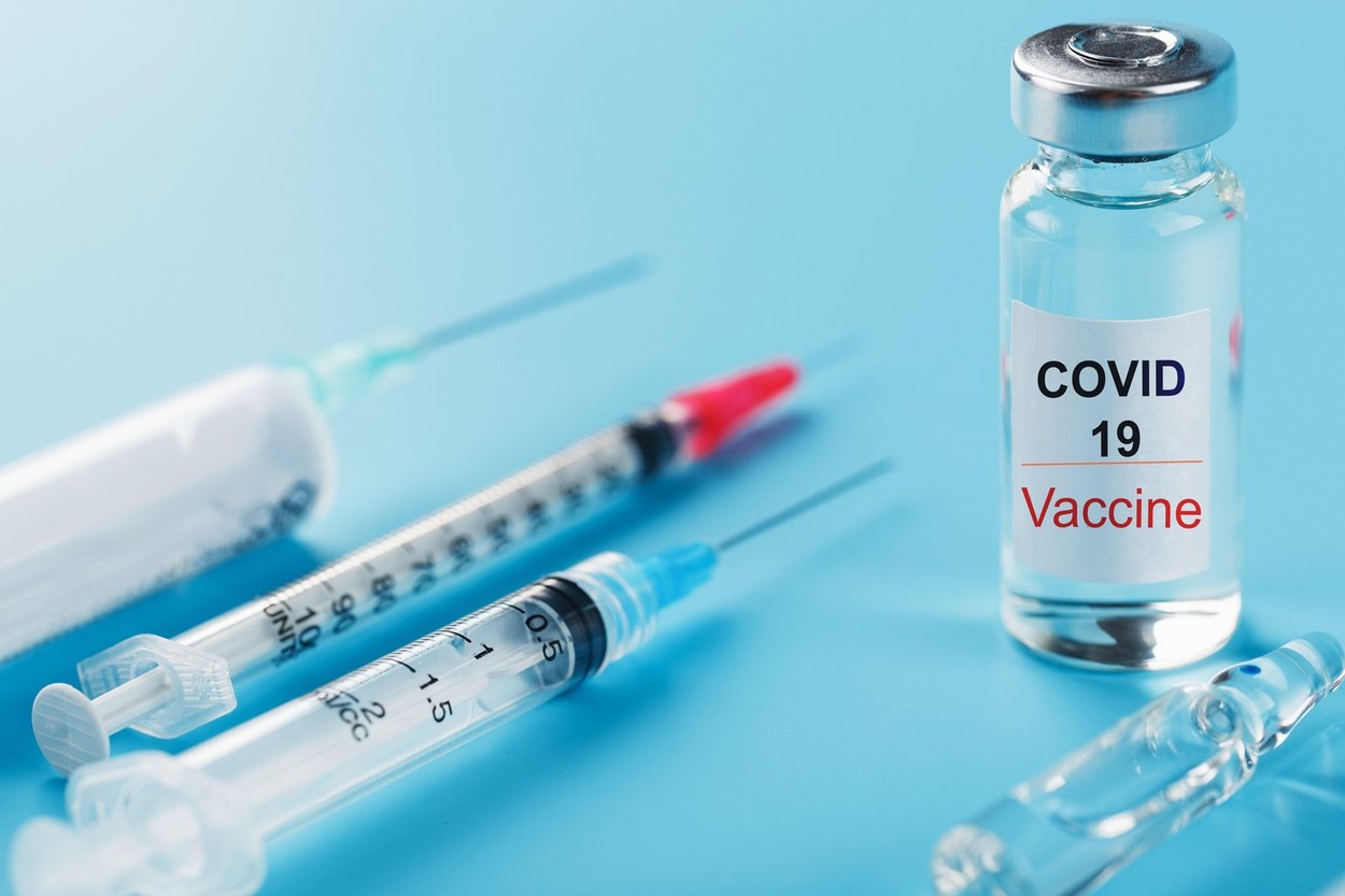 Ce se întâmplă dacă te infectezi între două doze ale vaccinului Covid. Cât va dura imunitatea după vaccin