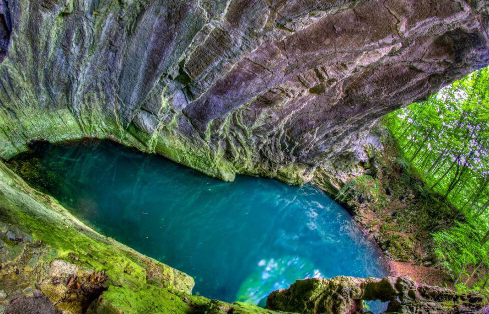 Peștera Lacul Dracului