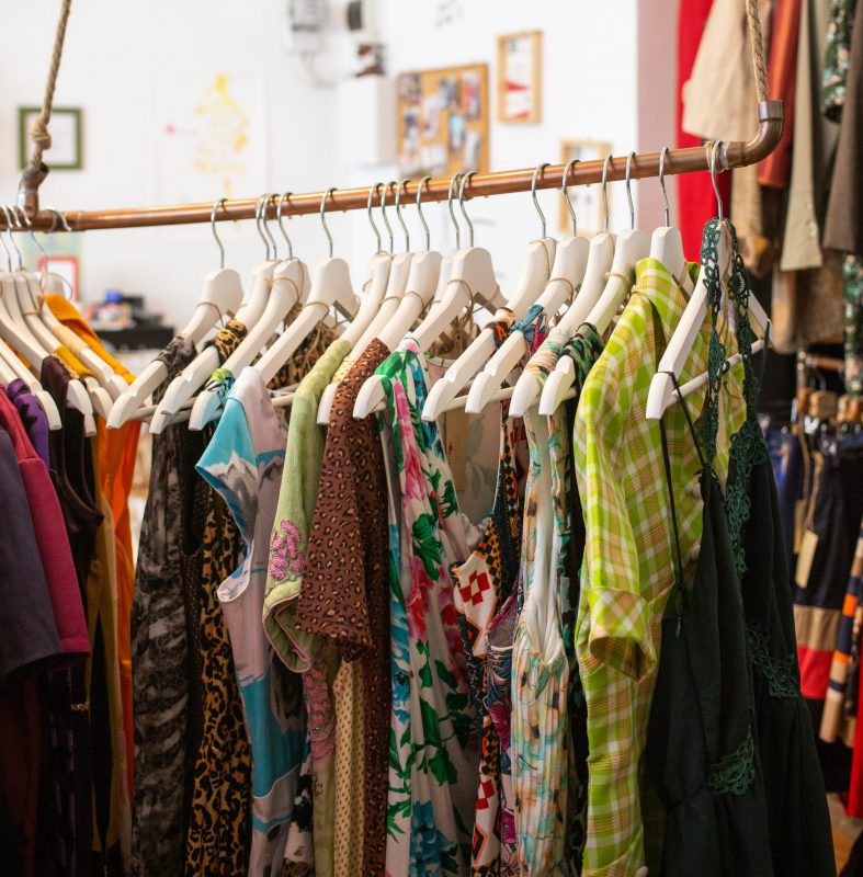 Hainele și energia lor. Ce trebuie să arunci cât mai repede din dulap și de ce să nu porți haine de la second hand