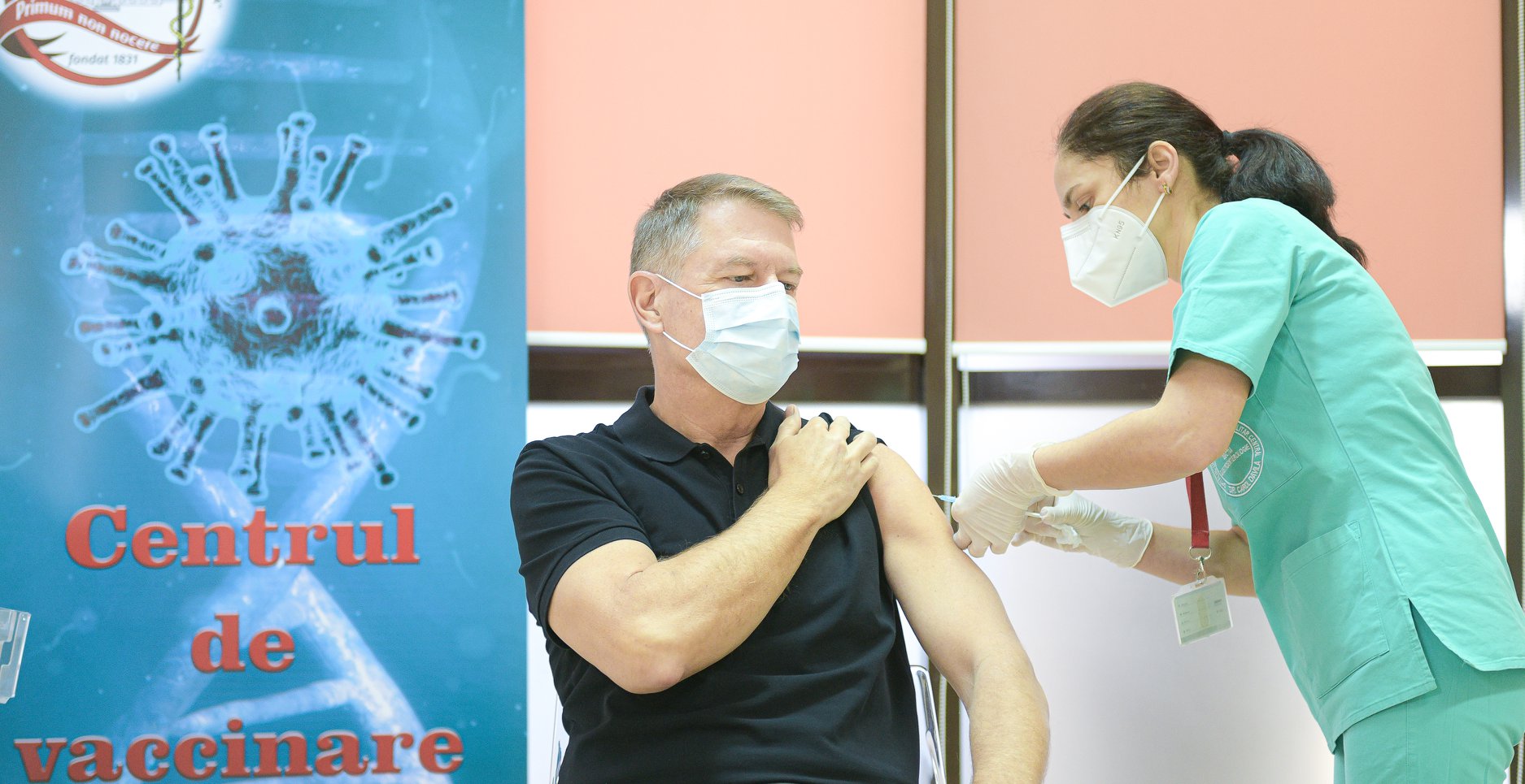 Klaus Iohannis a primit prima doză de vaccin împotriva Covid 19 la Spitalul Universitar din București / Sursă foto: FB Klaus Iohannis