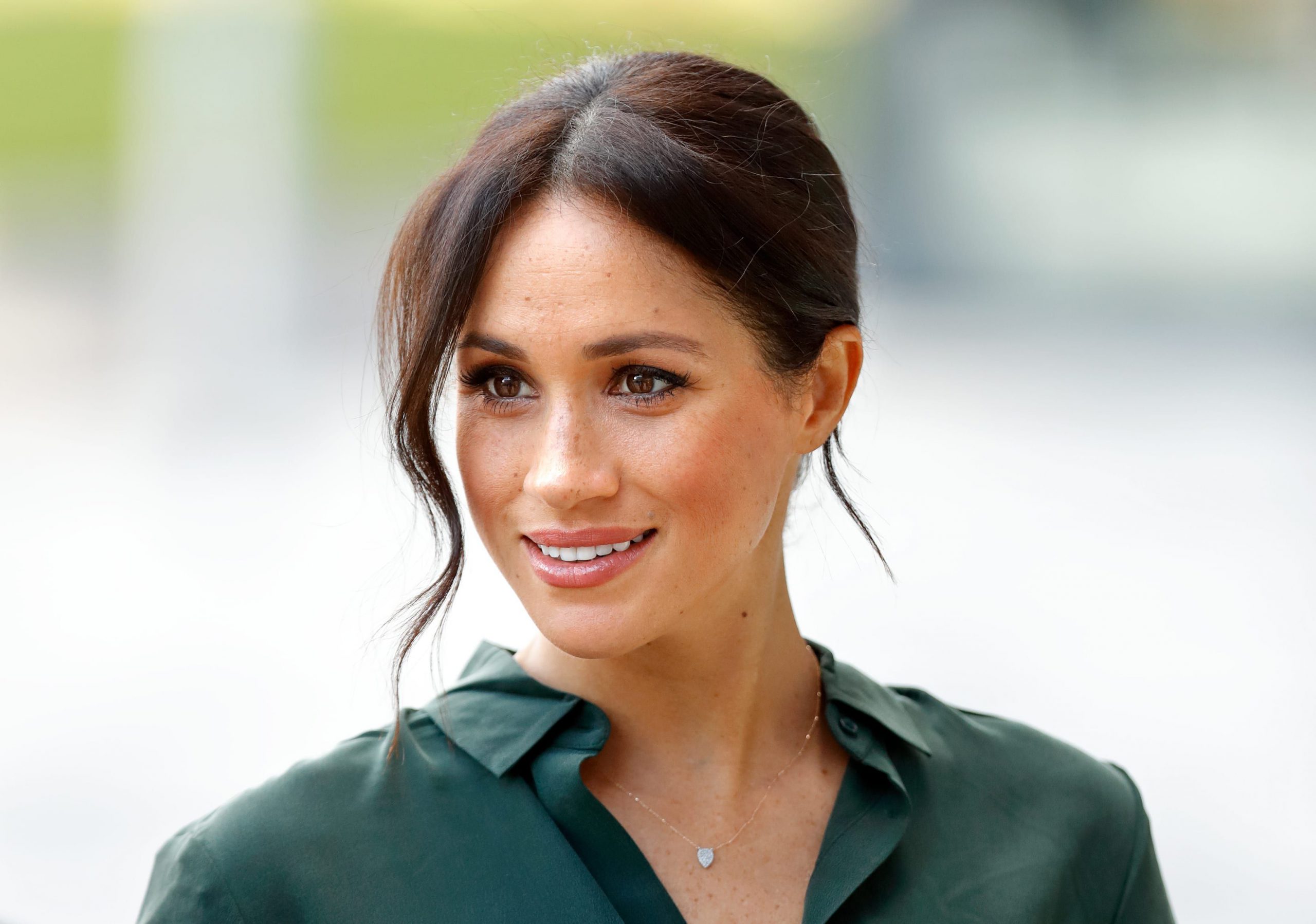 Produsul pe care Meghan Markle îl poartă mereu în geantă. Costă doar câțiva lei și e uimitor pentru ten
