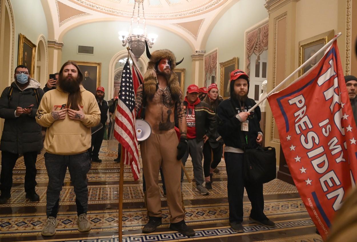 Scene cu protestatarii trumpiști din sediul clădirii Capitoliului