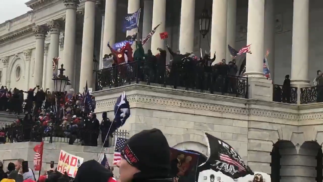 Momentul în care protestatarii au luat cu asalt clădirea Capitolului din SUA