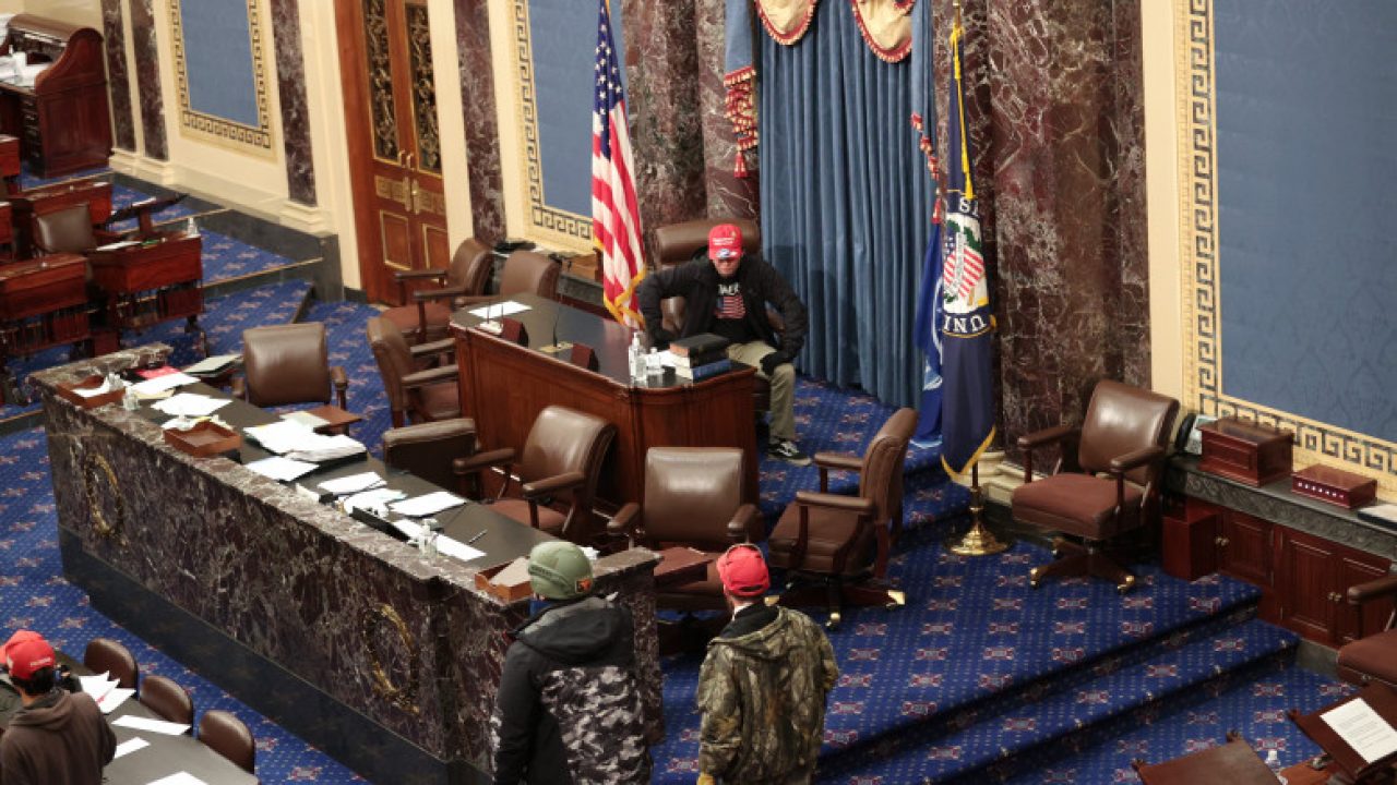 Protestatarii și-au făcut fotografii în scaunele senatorilor