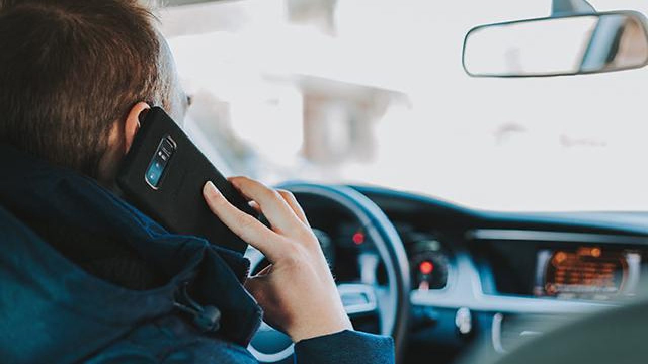 Telefoanele mobile vor putea fi utilizate in timpul deplasarilor pe drumurile publice, daca este utilizata functia hands free