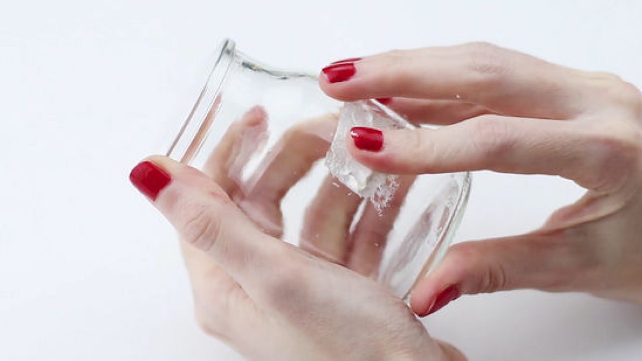 12 dintre cele mai bune trucuri pentru a dezlipi etichetele încăpățânate de pe borcane sau sticle  