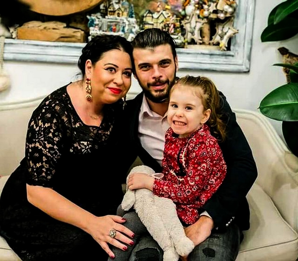 Oana Roman, alături de soțul ei, Marius Elisei, și fiica lor Maria Isabela