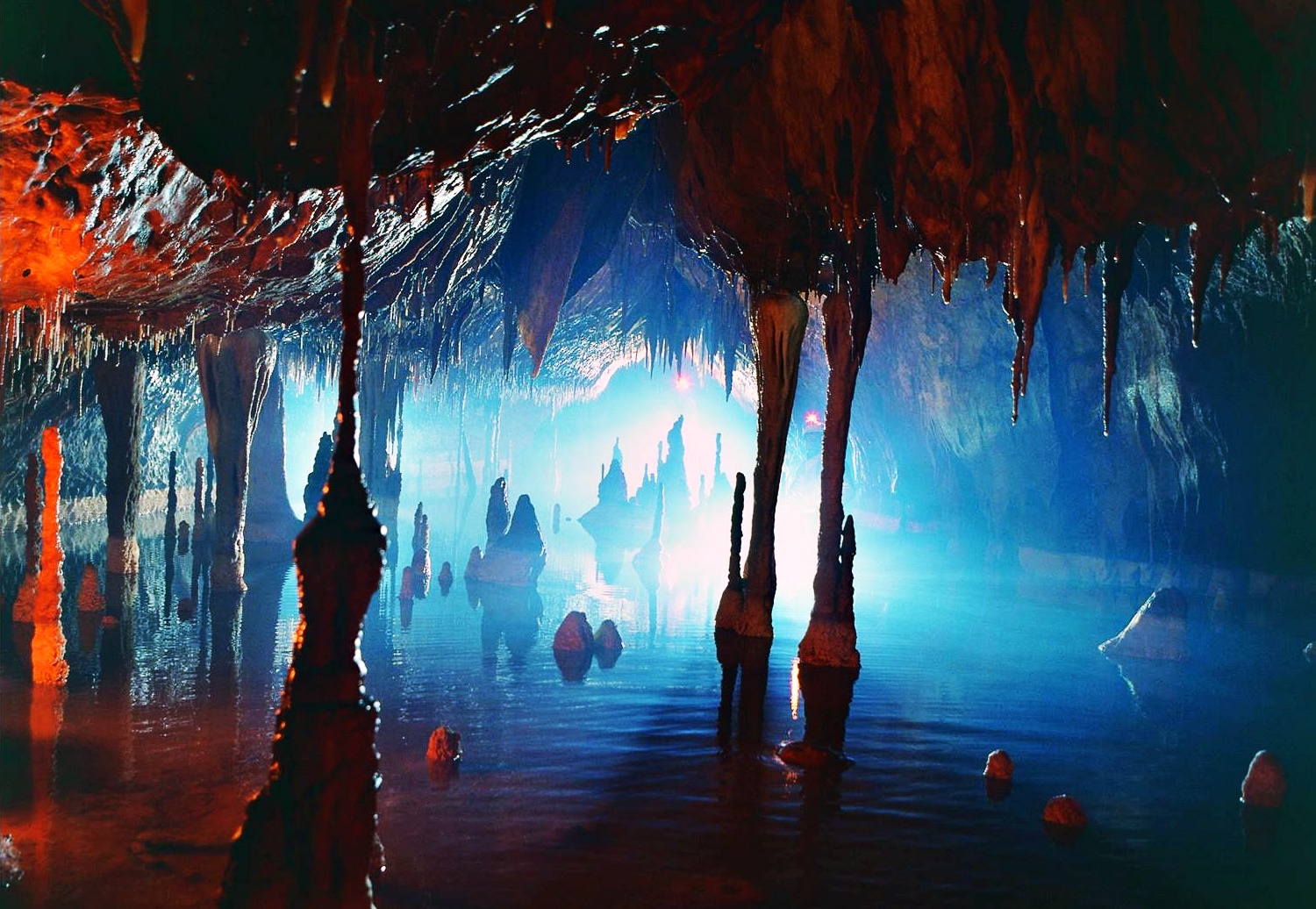 Obiective turistice în Mehedinți: Peștera Izverna