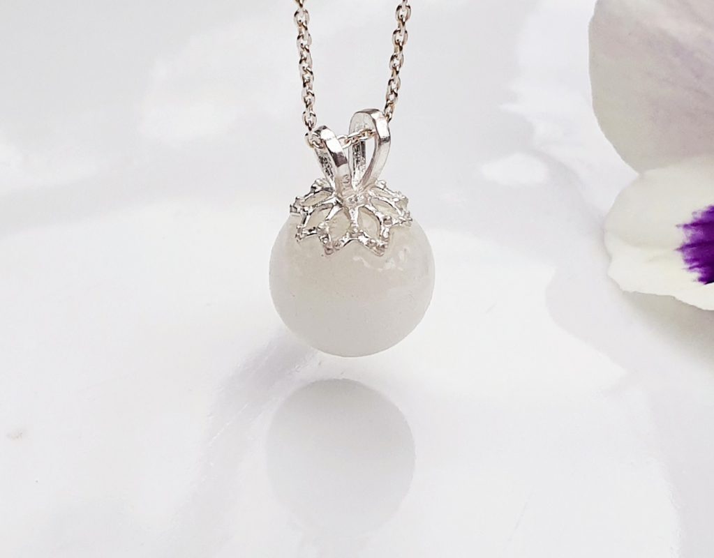 Bijuterii din lapte matern – cum se obțin și cât costă aceste podoabe total neobișnuite