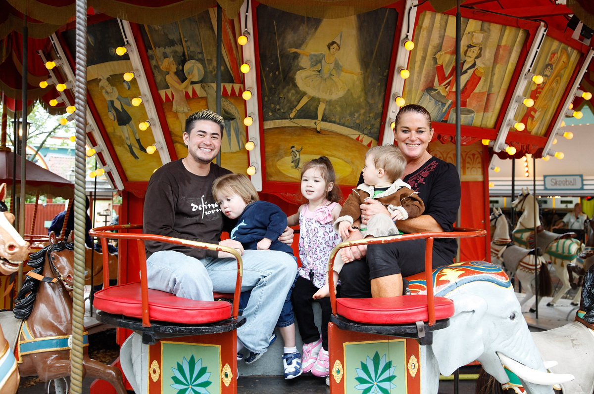 Thomas Beatie, alături de fosta soție, Nancy, și cei trei copii ai lor Susan, Austin și Jensen