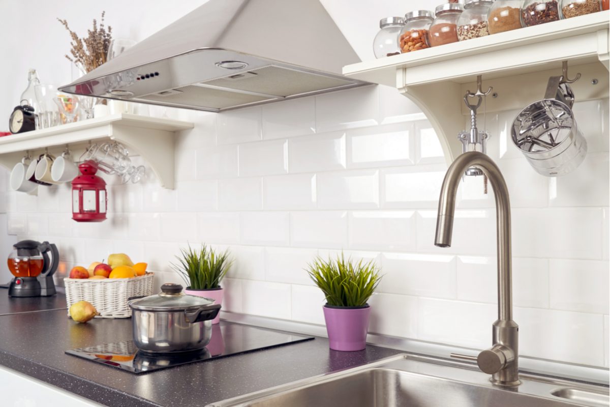 Cum să cureți hota din bucătărie. Produse minune care îți fac filtrul hotei mai curat ca niciodată