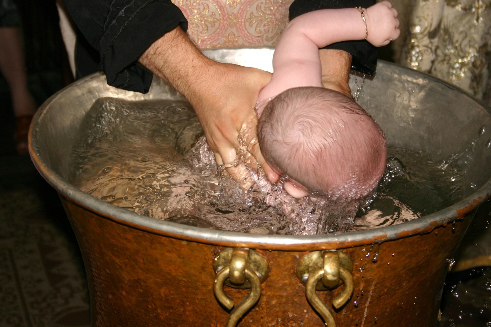 Cum trebuie să boteze preotul un copil