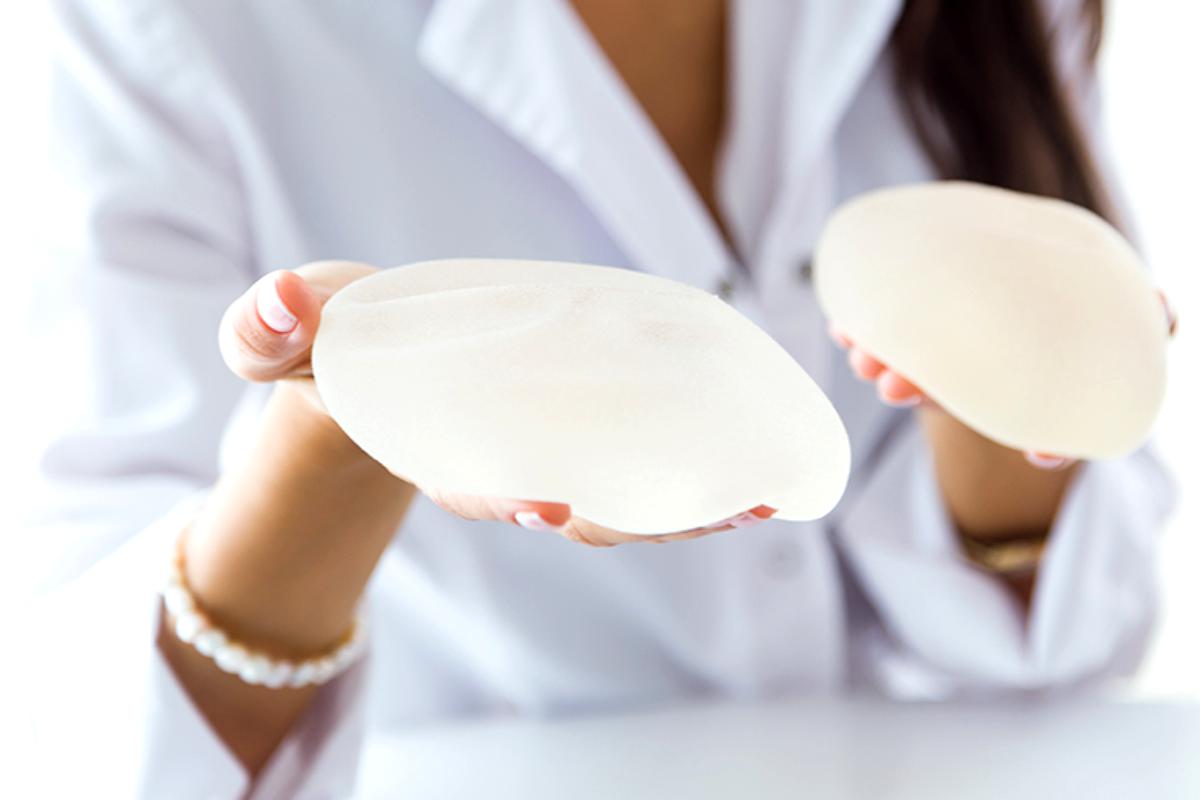 Din implanturile mamare ies molecule de silicon care migreaza in corp prin fluxul sanguin si prin sistemul limfatic