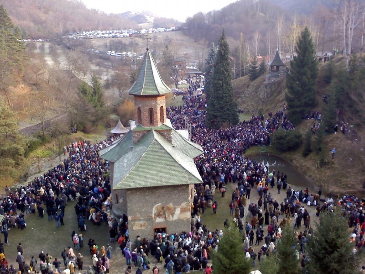 Pelerinaj de zeci de mii de oameni la mormântul părintelui Arsenie Boca