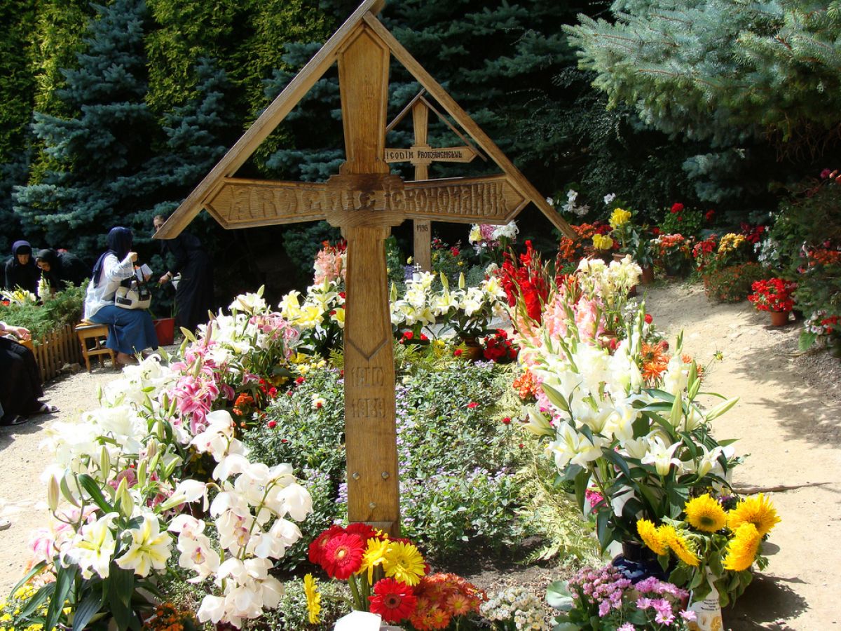 Mormântul părintelui Arsenie Boca