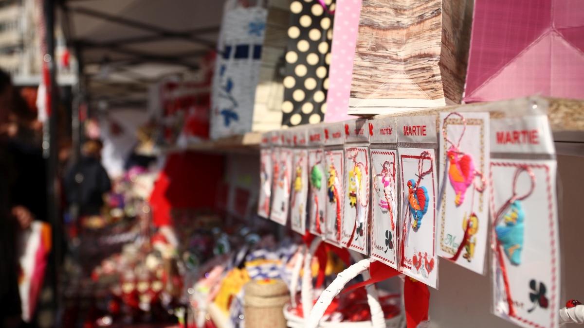 Ministerul Educatiei a transmis ca nu interzice elevilor sa ofere martisoare si flori