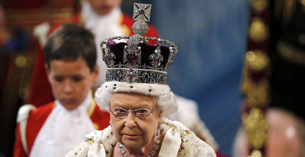 Obiectul blestemat purtat de Regina Marii Britanii