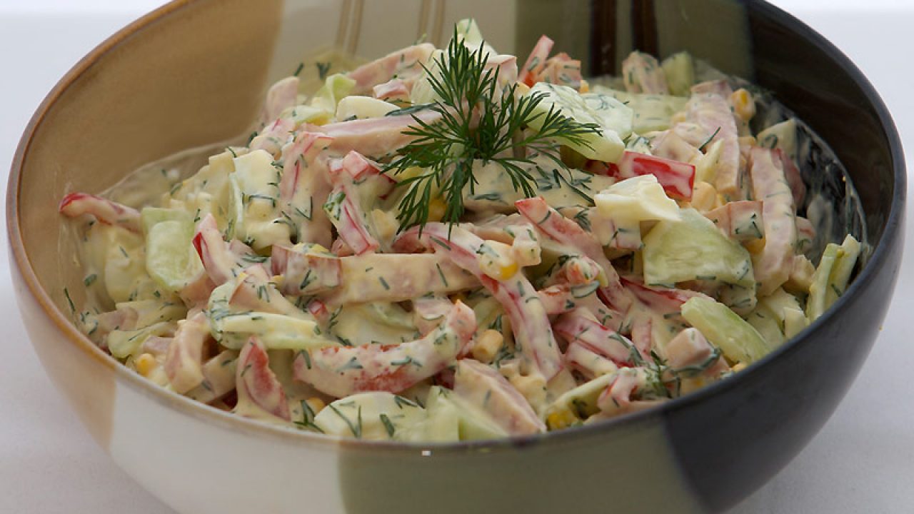 Salată de ouă cu șuncă și maioneză