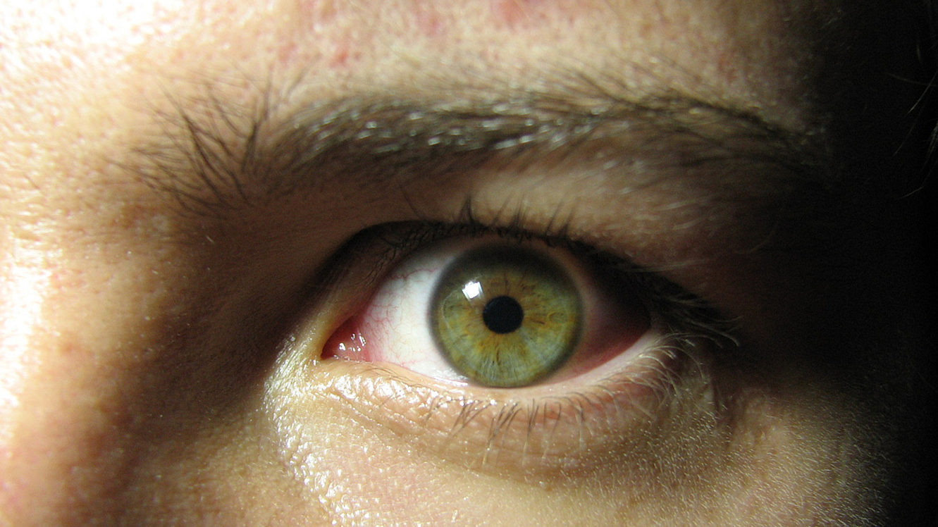 Se spune ca persoanele cu ochi albastri sau verzi au darul de a deochea