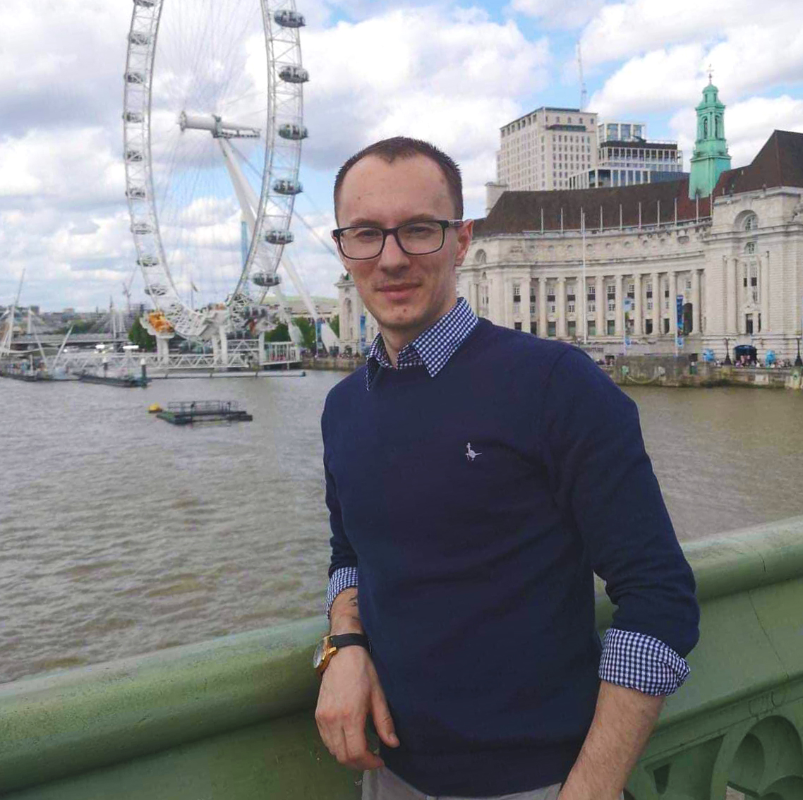Alexandru Blîndu este unul dintre tinerii români care au ales să plece în străinătate. Deși uneori are parte și de mici neplăceri, Alex a afirmat că viața de acolo este mult mai bună ca în România