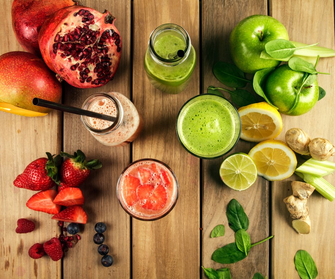 Nutriționiștii recomandă consumul fructelor întregi, decât sucul acestora