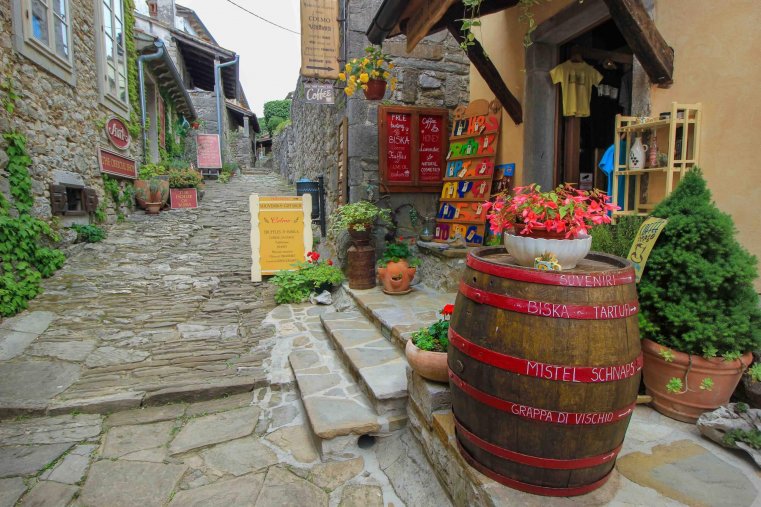 Hum este un oraș medieval care cucerește orice vizitator