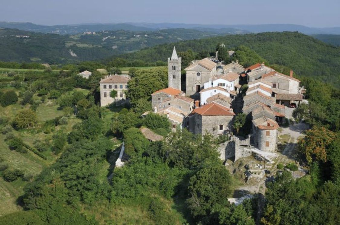 Hum este situat pe vârful unui deal în regiunea Istria, în nord-vestul Croației