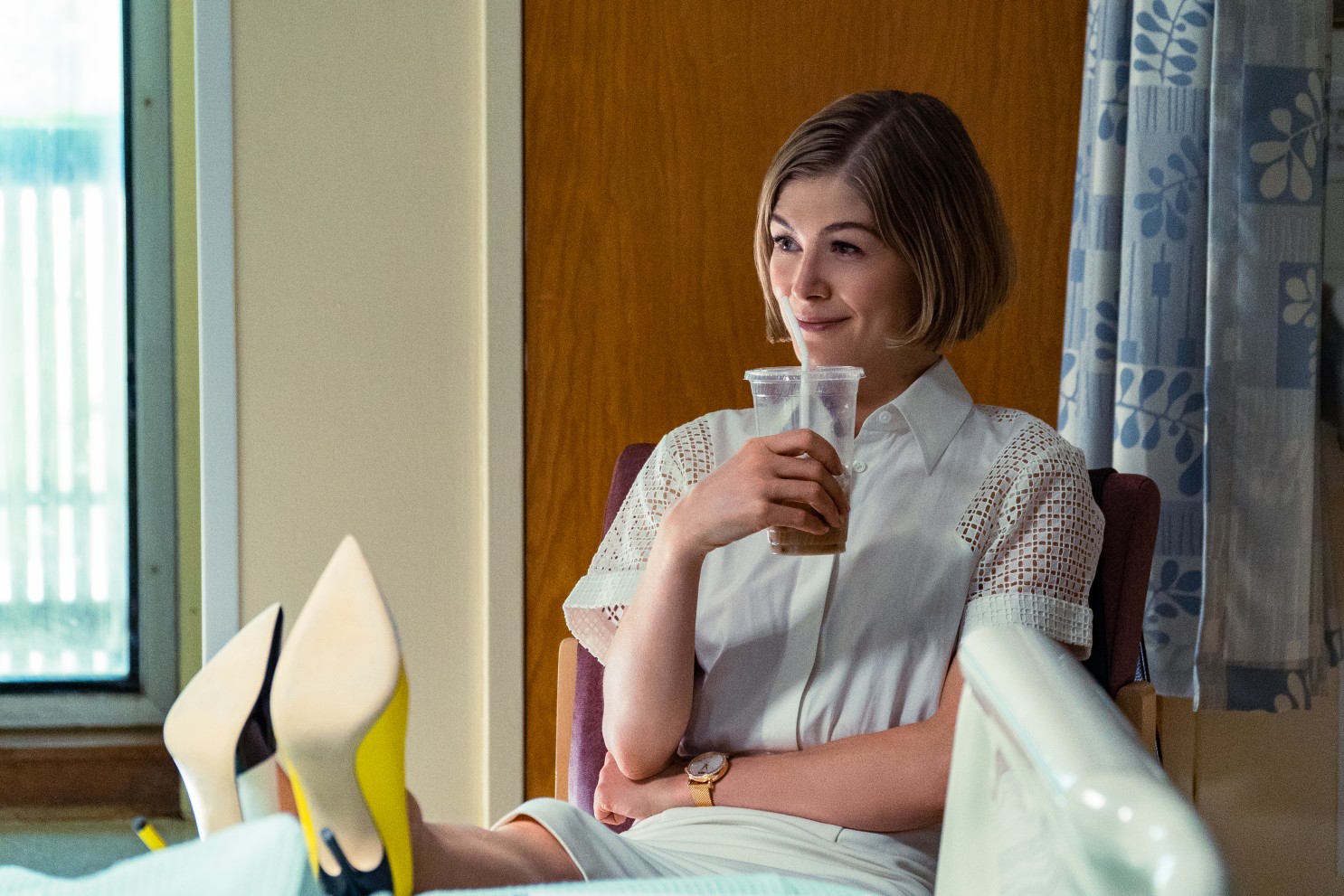 În serialul „I Care a Lot”, Rosamund Pike o interpretează pe Marla Grayson