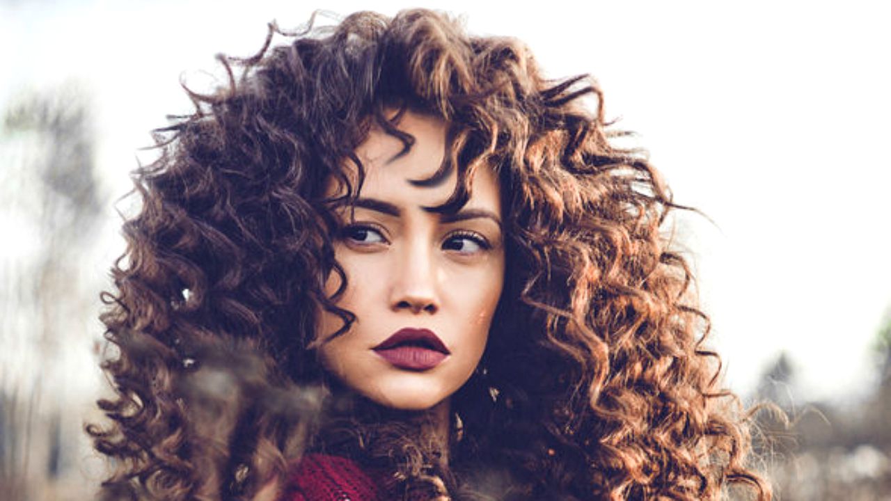 Părul creț necesită o îngrijire foarte amănunțită