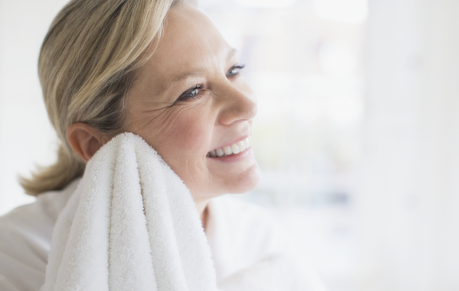 Evită folosirea prosopului și lasă pielea să se usuce în mod natural