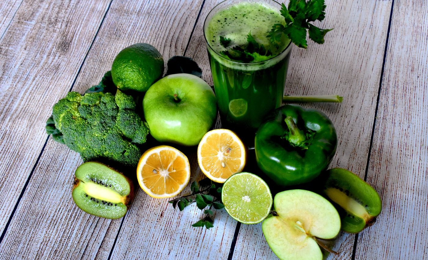 O cură totală de detoxifiere cu sucuri verzi te poate ajuta să slăbești până la 7 kilograme