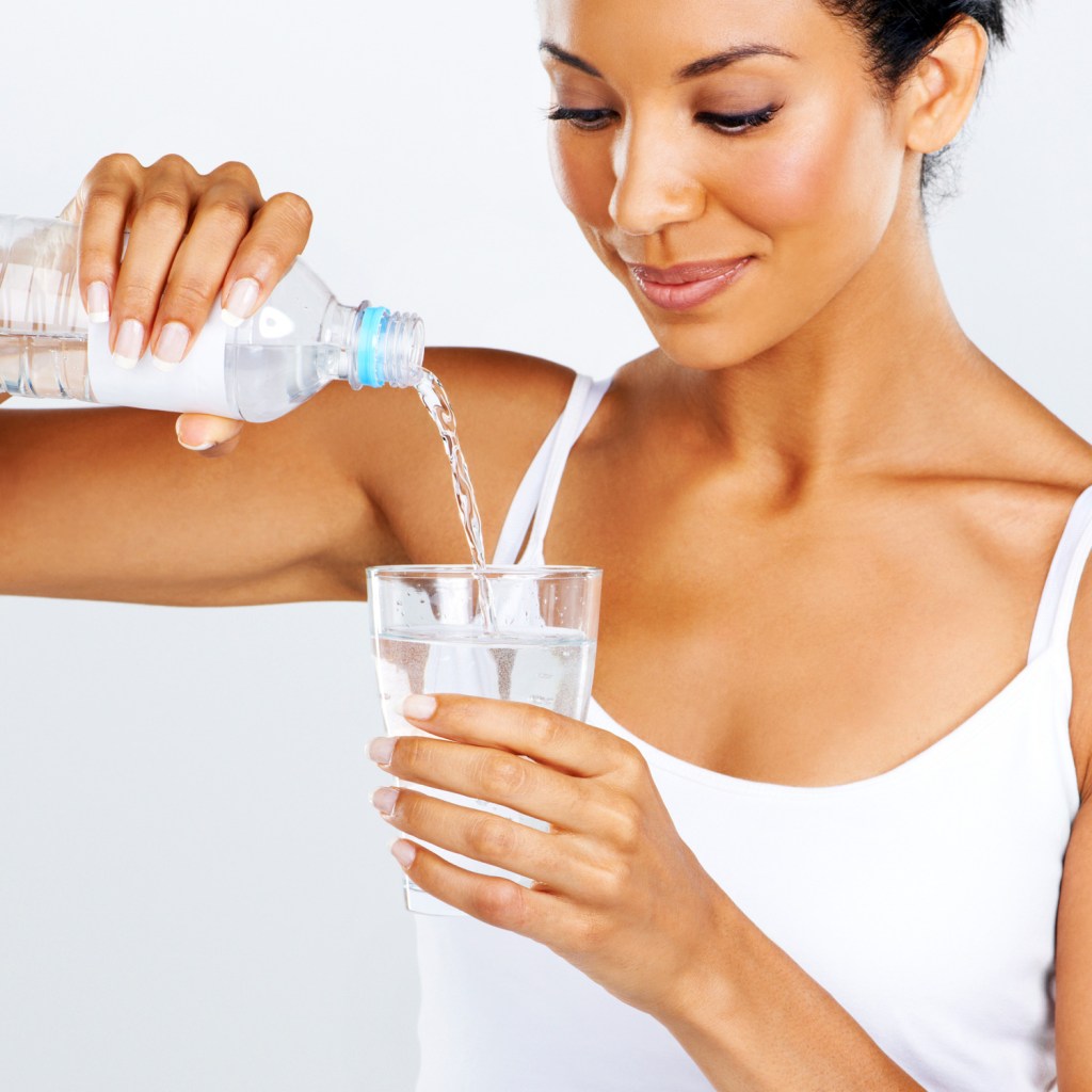 Consumul de apă accelerează metabolismul şi arderea caloriilor