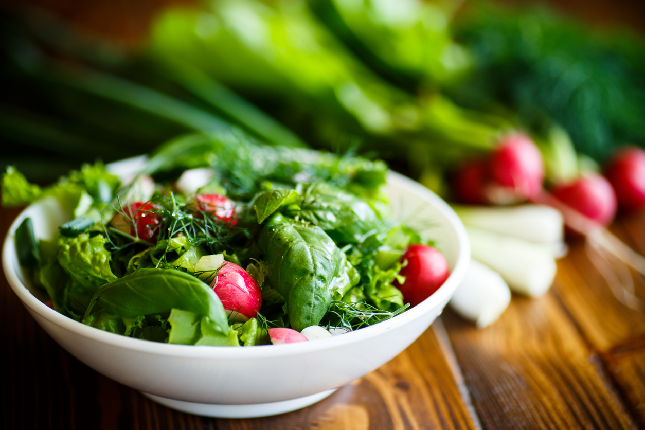 O salată plină de verdețuri de primăvară este o comoară pentru sănătatea organismului