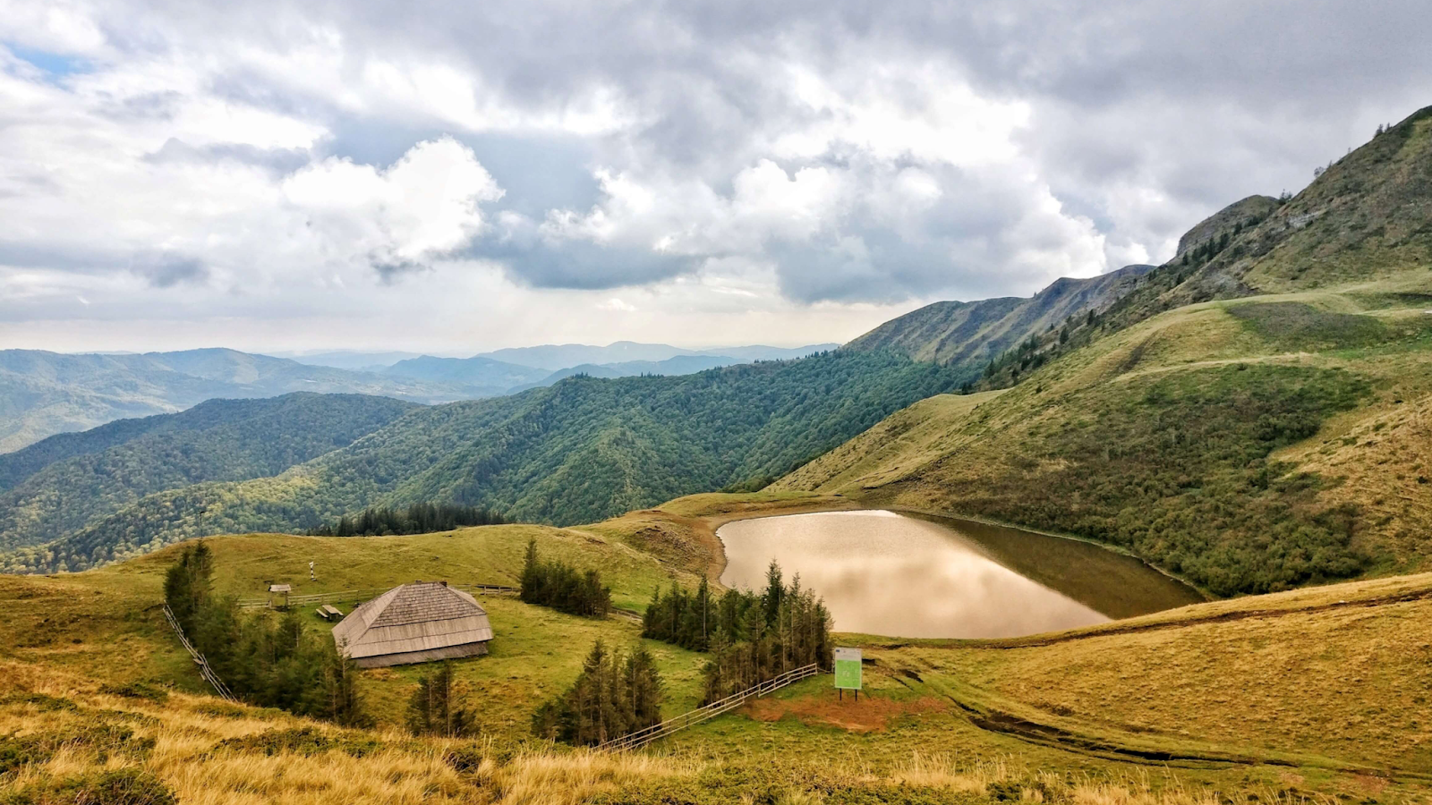 În ciuda numelui, lacul are o adâncime de doar 2.5 m