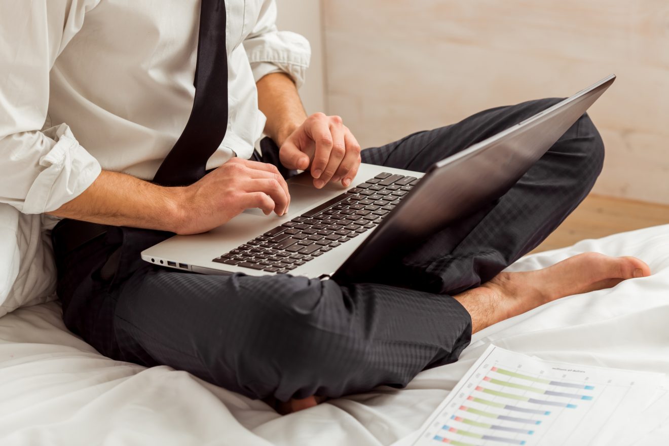 De ce nu e bine să ții laptopul pe picioare. Explicația specialiștilor