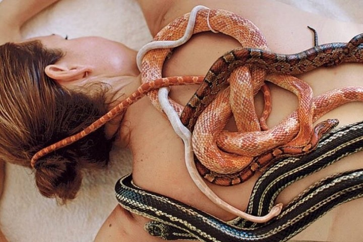 Masaj cu şerpi pentru dureri de spate