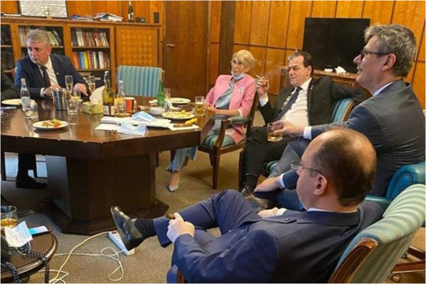 Miniștri din România, surprinși fără mască de protecție / Sursă FOTO: mediafax.ro