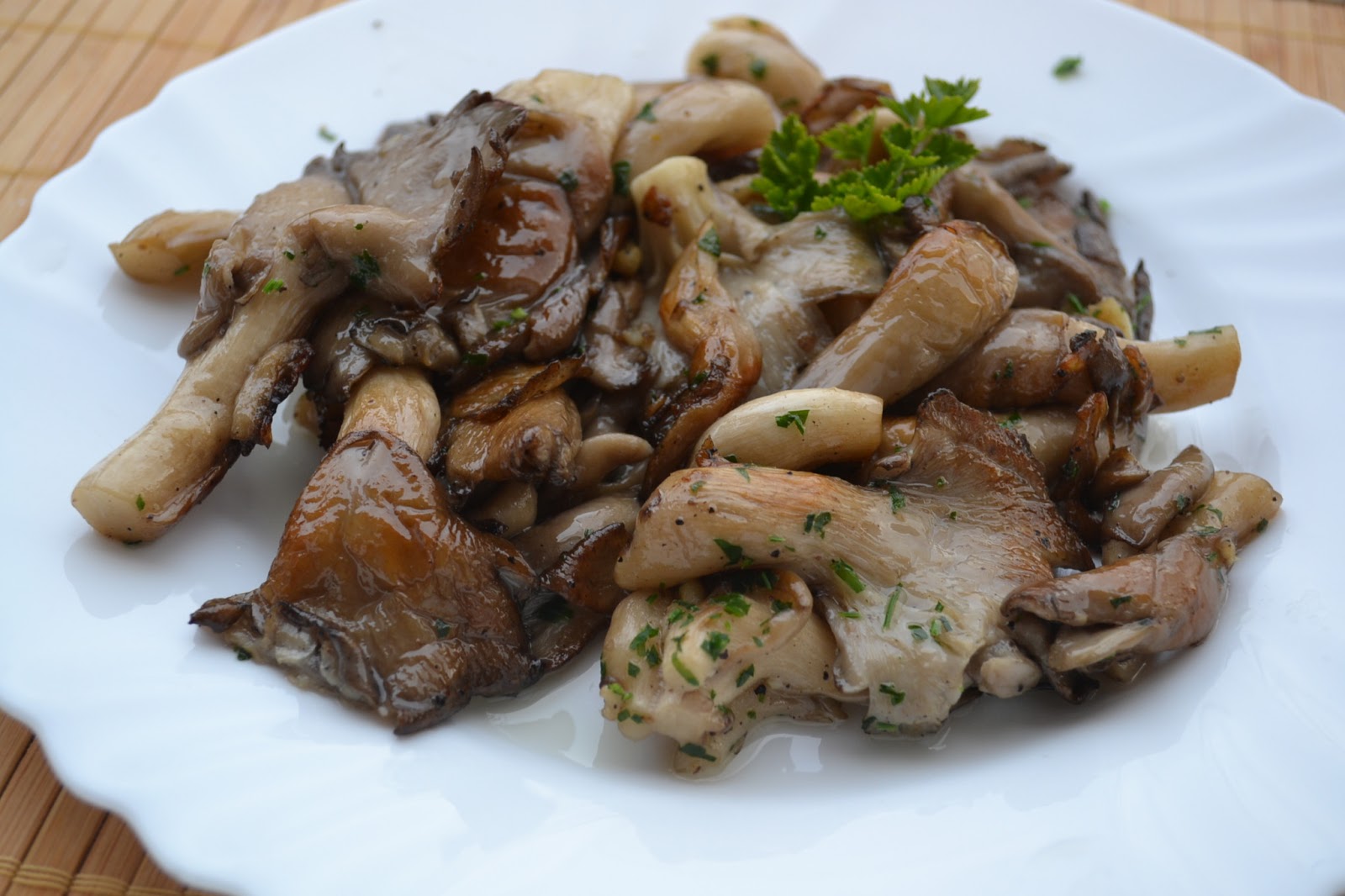 Rețeta de ciuperci Pleurotus rumenite în unt cu usturoi și pătrunjel