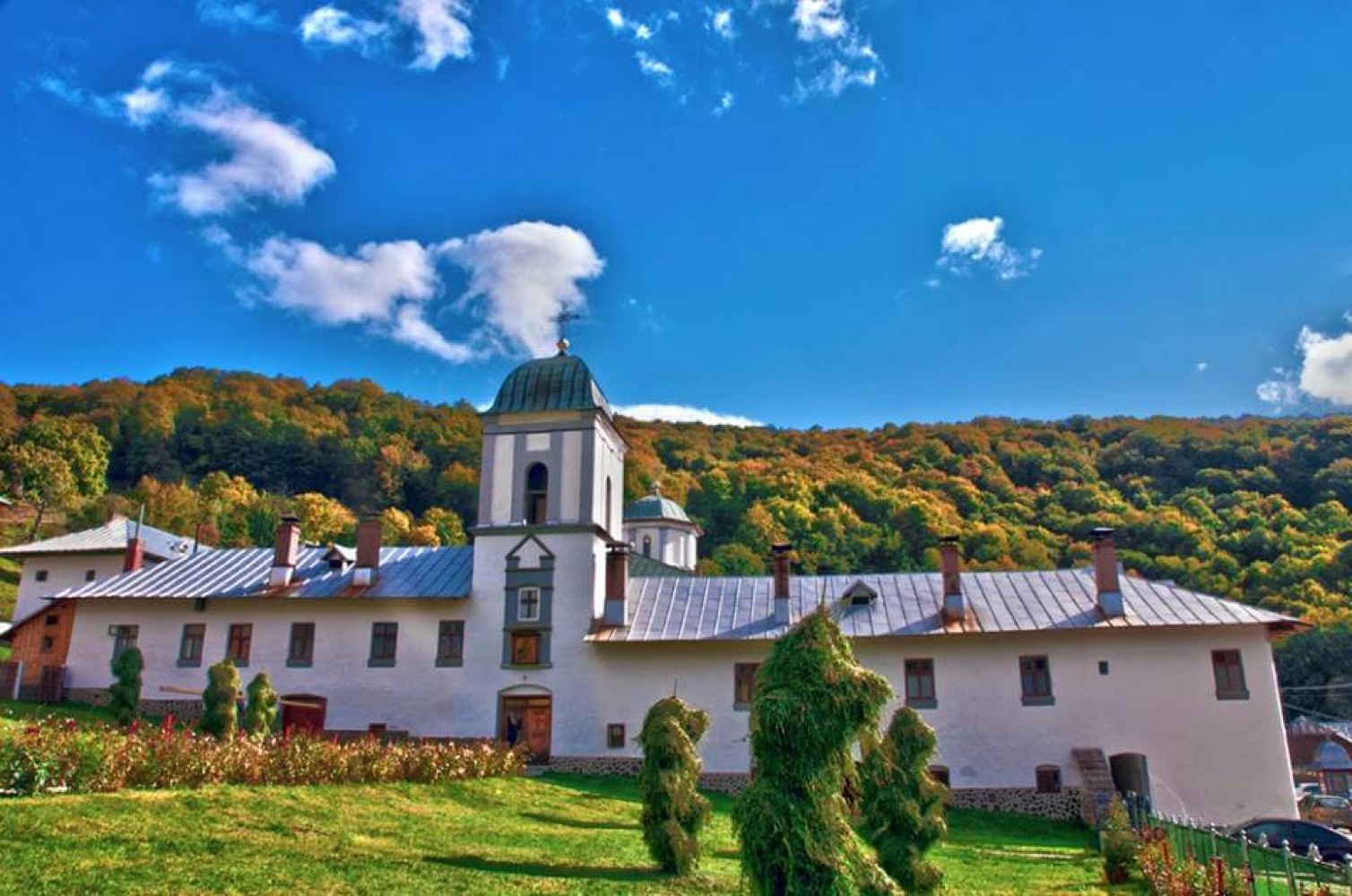 Mănstirea Frăsinei este singurul loc din România unde accesul femeilor este interzis