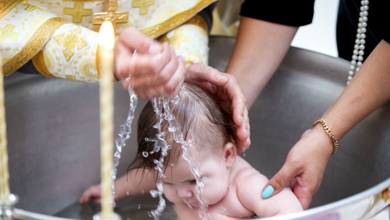 Cât trebuie să plătească părinții pentru slujba de botez la o biserică din București